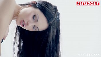 Sasha Rose, Gadis Rusia Yang Bergairah, Menggoda Dan Memuaskan Diri Di Hadapan Kekasih Yang Tunduk