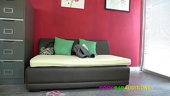 Manajer Bar Berkelas Rendah Menguji Bakat Gadis Thailand Muda Di Balik Layar