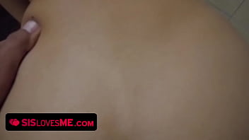 Holly Hendrix Menangkap Kakak Tirinya Lagi Asyik Mengocok Kontolnya