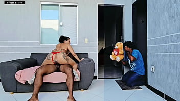 Kekasihku Yang Bodoh Memberiku Hadiah Romantis Di Hari Valentine, Tapi Malah Menemukanku Tengah Digerogoti Kakaknya Yang Lebih Besar Dan Perkasa