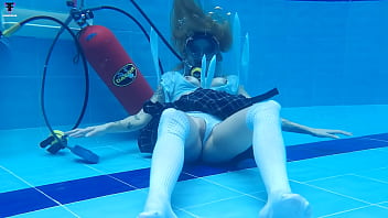 Ashlee Rose Menggoda Dengan Rok Sekolah Basah Saat Menyelam Di Rilis Minggu Ke-49