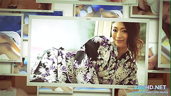 Gadis Jepang Dengan Semak Lebat Yang Menggoda