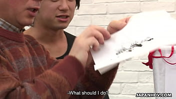 Menjilati Memeknya Sambil Tubuhnya Dilukis Dengan Cat