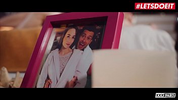 Angel Rush, Si Gadis Rusia Seksi, Menggoda Pacar Tuanya Yang Sibuk Bicara Di Telepon Hingga Tak Kuasa Menahan Nafsu Bercinta