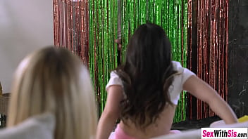 Mendarat Di Celah Ketat Adik Tirimu Maria Kazi, Tapi Temannya Lulu Chu Juga Menginginkan Batang Besar