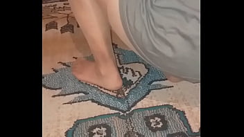 Olgun Türk Kadını Seksi Tül çoraplarıyla Halıyı Temizlerken