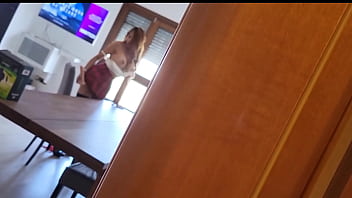 Putri Tiri Menemukan Mainan Dan Mengisi Lubang-lubangnya Sampai Ayah Pulang