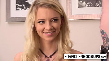 Riley Menggila Dengan Kakak Tirinya Yang Ganteng!