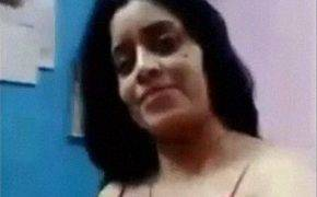 Bhabhi Seksi Melepas Gaun Malam Merahnya Yang Menggoda