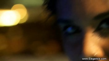 Gadis India Berambut Cokelat Yang Menggoda Di Balik Tirai Mandi