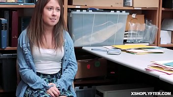 Karyawan Toko Natana Brooke Menunduk Dan Digerogoti Dari Belakang Oleh Petugas Lp