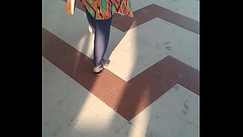 Pantat Besar Tante India Yang Bergoyang Menggoda