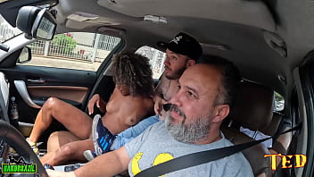 Mulatta Carioca Thais Gomes Apronta E Chupa Os Peitos De Uma Mulher Na Rua Durante A Carona