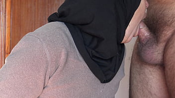 Istri Arab Montok Dan Suami Yang Rela Dibagikan Dengan Pria Berbulu Lebat