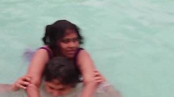 Tante Desi Seksi Menggoda Memamerkan Asetnya Di Kolam Renang