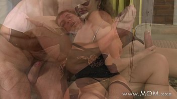 Ibu-ibu Dewasa Yang Ahli Menghisap Kontol