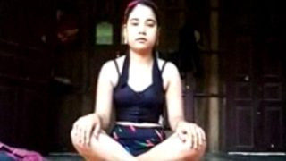 Gadis Assam Seksi Membuka Baju Sendirian Dalam Video Panas