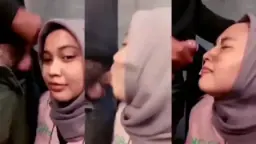 Gadis Berhijab Cantik Menelan Cairan Di Wajahnya