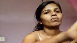 Gadis India Panas Mengocek Memeknya Dengan Dildo Sampai Basah Kuyup