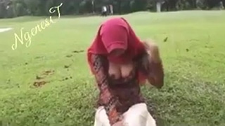 Hijab Tampilkan Tubuh Menggoda Di Taman