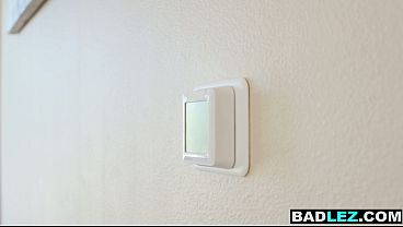 Milf Latina Lesbian Menggoda Pacar Asia Bertetek Besar Dengan Es Di Musim Panas