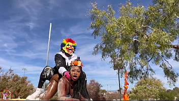 Nenek Lupa Bumbui Kalkun, Jadi Aku Ambil Alih Dan Menghamili Burung Itu Juga