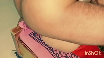 Menyerahkan Diri Untuk Melayani Mertua Saat Suami Lembur, Video Mesra Pengantin Baru India