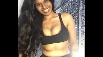 Gadis India Yang Menggoda Dengan Tubuh Seksi Dan Gerakan Erotis