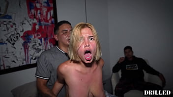 Menggoda Mantan Pacar Montok Kakak Tiriku Hingga Dia Cemburu