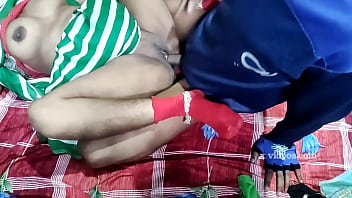 देसी गरम भाभी को बाजार से तोहफा लाकर दिया, खुशी से उनकी चूत भिगोकर सारा पानी निकाल दिया