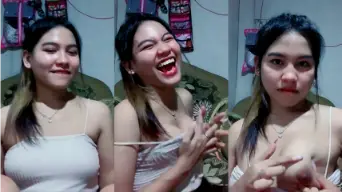 Abell Makin Ganas Saat Memamerkan Payudara Di Atas Panggung