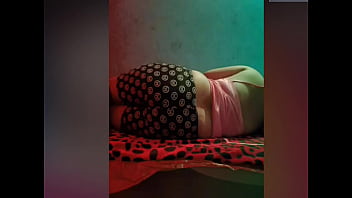 Desi Bhabi Didorong-dorong Saat Siaran Langsung