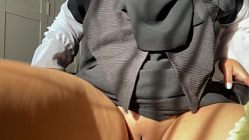 Perempuan Muslim Berhijab Merangsang Kemaluannya Yang Basah Hingga Mencapai Klimaks Yang Menggairahkan