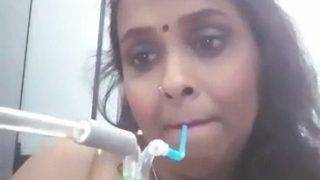 Bhabhi Desi Telanjang Asyik Nge-hookah Dengan Sensual
