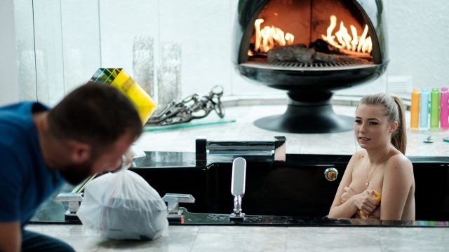 Carolina Sweets Lupa Pesanannya Saat Mandi Panas, Pengantar Makanan Chad White Masuk Melalui Pintu Belakang Dan Menemukannya Telanjang Di Bak Mandi