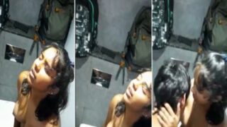 Cowok Kuliahan 18 Tahun Menjilati Memek Pacarnya Di Toilet Umum