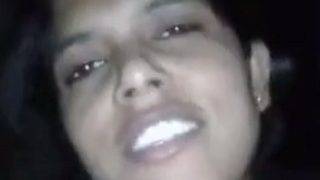 Desi Liar Menggoyang Payudara Berisi Dengan Nafsu