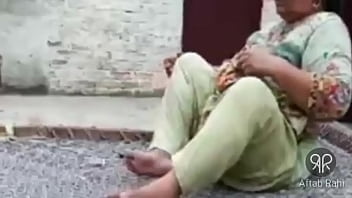 Tante Pakistan Tua Yang Bergairah Mengisap Rokok Dengan Sensual