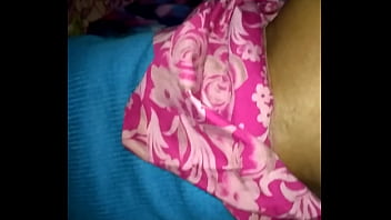 Pelayan India Yang Menggoda Dengan Tubuh Seksi Dan Aura Erotis