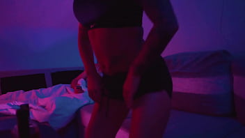 Cowok Rusia Bernyanyi Untuk Pacarnya Dari Medellin Sambil Dia Menari Telanjang