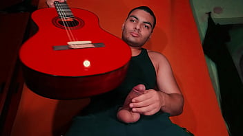 Menggesek Gitar Yamaha C-80 Di Atas Penis Besar Yang Seksi Dengan Latar Oranye