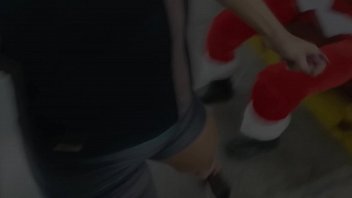 Bianca Pergi Untuk Melayani Sinterklas Dan Malah Terperosok Ke Dalam Kalkun Natal.