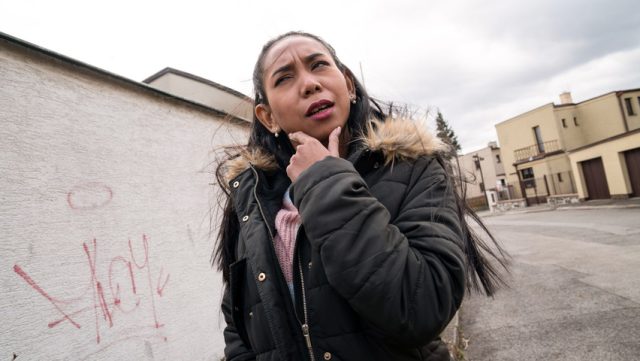 Gadis Indonesia Menggoda Agen Publik Demi Uang Kontan