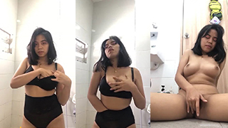 Gadis Kampus Seksi Dengan Payudara Montok Masturbasi