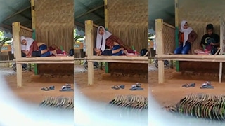 Gadis Muda Hebohkan Media Sosial Dengan Aksi Mesra Di Gubuk Tempat Wisata