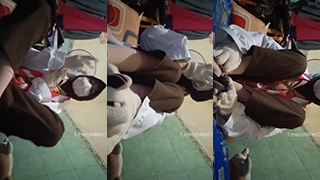 Gadis Sma Yuva Berpakaian Seragam Sekolah Dengan Gaya Bdsm