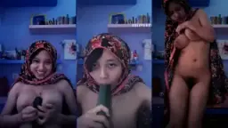 Meruchan Berhijab Menggoda Dengan Timun Panjang