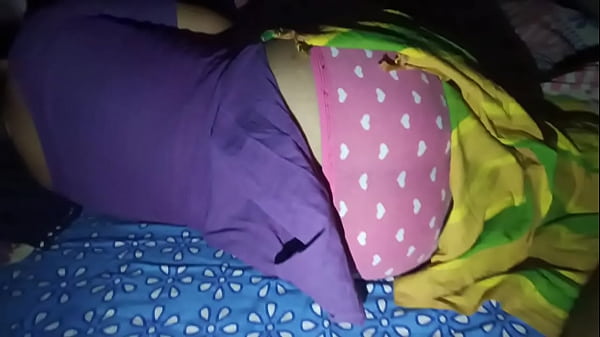 Desi Bhabi Dengan Salwar Ketat – Pantat Besarnya Tertekan