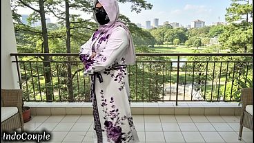 Istri Berhijab Yang Genit Dan Doyan Selingkuh, Kujemput Di Koridor Kampus Untuk Petualangan Panas Kami.
