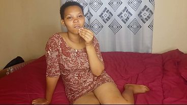Ibu Menggoda Diri Di Kamar Tidurnya, Memainkan Liang Basahnya Yang Gelap Dan Menggairahkan.